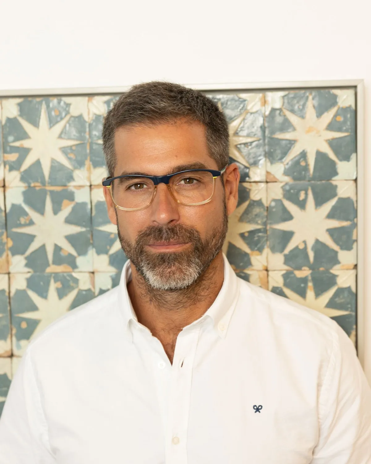 Hombre con montura graduada ZOCO de acetato, retrato en Sevilla