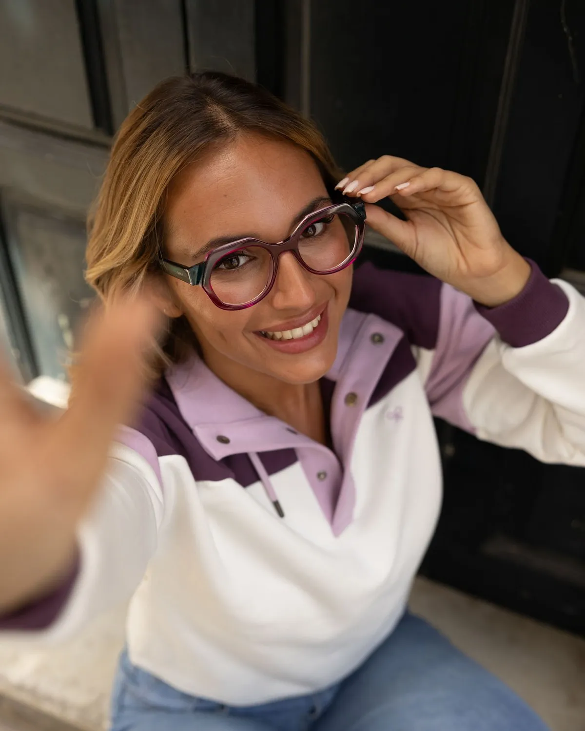 Mujer con montura graduada ZOCO sonriendo en la calle