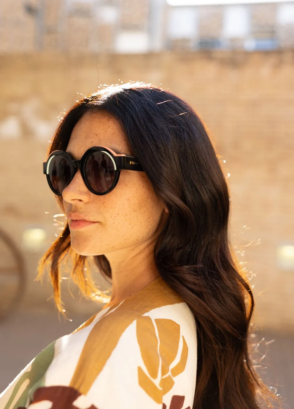 Mujer con gafas de sol redondas de ZOCO, luz de tarde en Sevilla